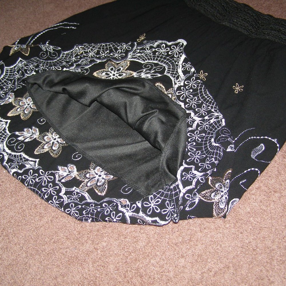 🌹 NEW size L/XL 10-12 Black Skirt with Floral Embroidered design - Picture 9 of 13